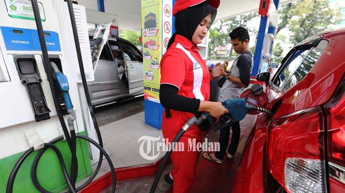 Petugas mengisi BBM di SPBU coco di Jalan Putri Hijau, Medan, Sumatra Utara, Minggu (10/2/2019). PT Pertamina (Persero) pada Minggu (10/2/2019) pukul 00.00 waktu setempat menurunkan harga BBM non subsidi, Pertamax Turbo Rp 800 per liter, Pertamax Rp 350 per liter, Dexlite Rp 100 per liter dan Dex 50 per liter sebagai bentuk penyesuaian harga rata-rata minyak mentah dunia yang turun dan penguatan Rupiah terhadap Dolar AS. TRIBUN MEDAN/RISKI CAHYADI