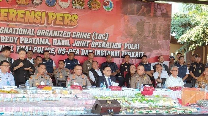Kabareskrim Polri Komjen Wahyu Widada menggelar konferensi pers terkait pengungkapan sindikat bandar besar narkoba jaringan Internasional, Fredy Pratama di Lapangan Bhayangkara, Jakarta, Selasa (12/9/2023).