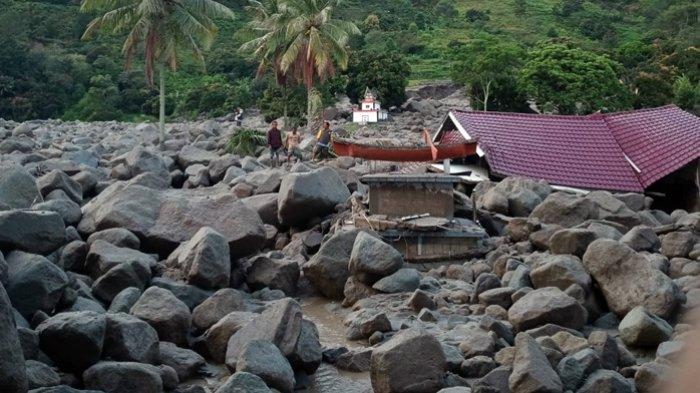 BANJIR BANDANG DENGAN MATERIAL BEBATUAN: Kawasan Kecamatan Bakti Raja, Kabupaten Humbang Hasundutan (Humbahas), Sumatera Utara, kembali diterjang banjir bandang. Sebelumnya, terjadi pada 14 November 2023. Kini, terjadi lagi pada Sabtu, 2 Desember 2023. Bahkan bencana alam yang terjadi di wilayah Desa Simangulampe ini paling besar. Material bebatuan dengan ukuran besar-besar menerjang permukiman waraga. Dalam kejadian ini, Basarnas menyampaikan sedikitnya 12 orang hilang masih dilakukan pencarian. (istimewa)