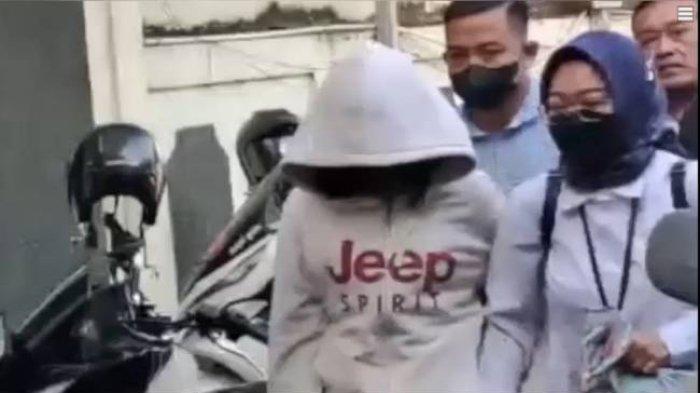 Bocah perempuan AGH(15) memasuki ruang sidang Pengadilan Negeri (PN) Jakarta Selatan, Selasa (4/4/2023). (kompas tv)