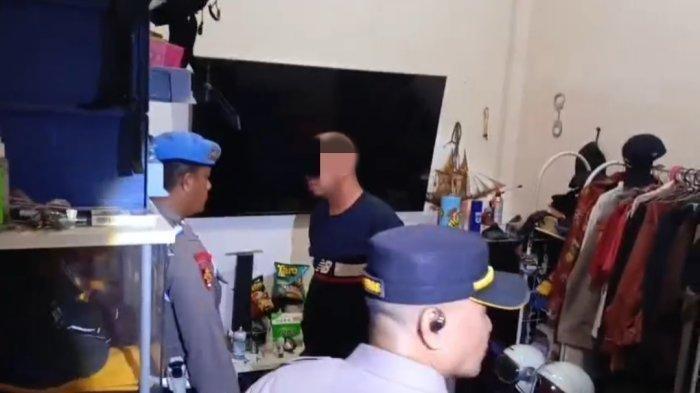 POLISI SELINGKUH -Anggota Polres Pangkep berinisial Bripka AI (37) digerebek diduga berduaan dengan perempuan berinisial EF (37) di dalam kamar kos. Suasana saat Propam Polres Gowa menggerebek oknum polisi bertugas di Polres Pangkep berduan dengan perempuan di dalam kamar kost Jl Tun Abdul Razak, Kelurahan Pao-pao, Kecamatan Somba Opu, Kabupaten Gowa, Sulawesi Selatan (Sulsel) Rabu (16/4/2025) malam.