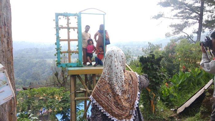 Wisatawan memanfaatkan objek-objek foto untuk mengabadikan momen bersama keluarga, Sabtu (20/4/2019).