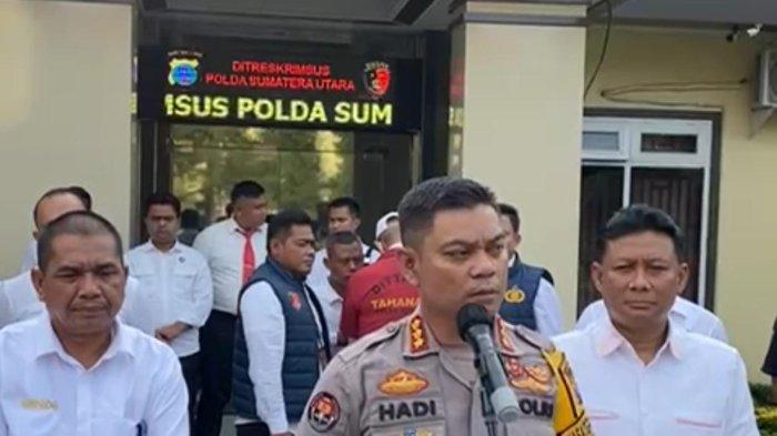 Kombes Hadi didampingi Dirreskrimsus Kombes Andre Setyawan dan Kepala Perum Bulog Divre Sumut Arif Mandu saat memberikan keterangan terkait bulog