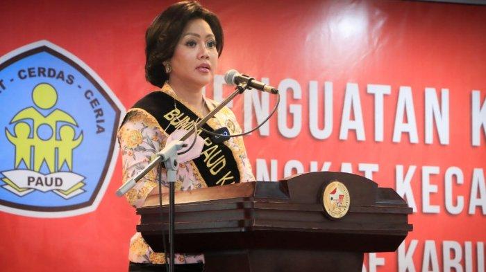 Bunda PAUD Tapanuli Utara Satika Simamora, SE, MM yang didampingi para staf Ahli Bupati dan pimpinan OPD membuka 'Penguatan Kapasitas Bunda PAUD Kecamatan, Desa/Kelurahan se-Kabupaten Tapanuli Utara', bertempat di Gedung Kesenian Sopo Partungkoan, Tarutung, Jumat (24/11/2021).