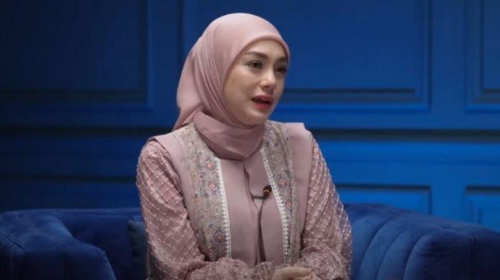 Artis Celine Evangelista tak kuasa menahan tangis usai berkata jujur soal alasannya memilih menjadi mualaf. Hal itu disampaikan Celine Evangelista di podcast YouTube Rian Ibram, Jumat (25/4/2025).