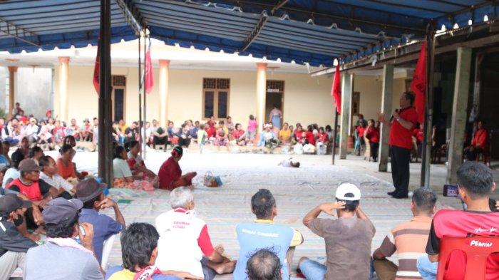 Warga Desa Sei Juragan semangat mengikuti edukasi politik cerdas dan sosialisasi program kerakyatan Ganjar-Mahfud Capres-Cawapres yang diusung PDI Perjuangan dari Ketua DPD PDIP Sumut Drs Rapidin Simbolon MM, Kamis (28/12/2023).
