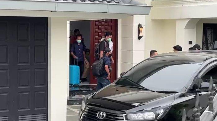 Tim KPK sedang membawa koper dari hasil penggeledahan di rumah Topan, di Cluster Topaz Perumahan Royal Sumatera jalan Jamin Ginting, selama tujuh jam Rabu (2/7/2025).. Ada 6 barang yang dibawa dari rumah pribadi Topan