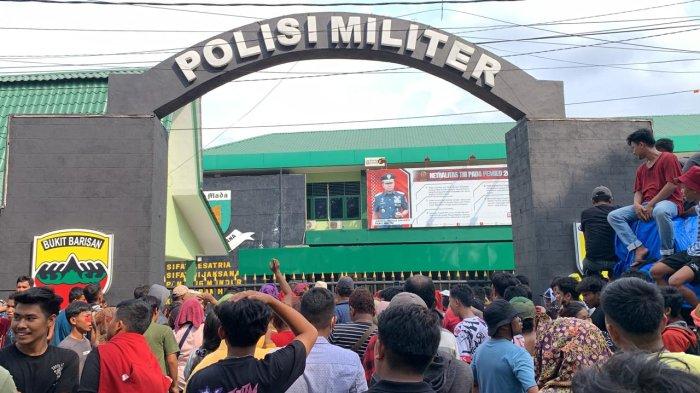 Suasana di depan markas Denpom 1/5 Medan Jalan Letjen Suprapto, Kota Medan, saat digeruduk ratusan warga Pancur Batu, Deliserdang, Selasa (16/4/2024