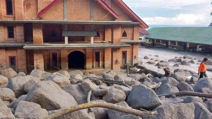GEDUNG GEREJA Dikepung Bebatuan: Kawasan Kecamatan Bakti Raja, Kabupaten Humbang Hasundutan (Humbahas), Sumatera Utara, kembali diterjang banjir bandang. Sebelumnya, terjadi pada 14 November 2023. Kini, terjadi lagi pada Sabtu, 2 Desember 2023. Bahkan bencana alam longsor dan banjir bandang yang terjadi di wilayah Desa Simangulampe ini paling mengerikan. (istimewa)