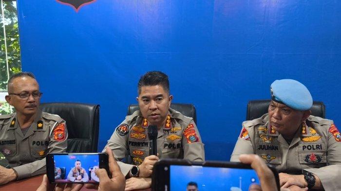 Kabid Humas Polda Sumut, Kombes Pol Dr. Ferry Walintukan, S.I.K., S.H., M.H., memberikan keterangan pers terkait dugaan kasus tabrak lari yang melibatkan mobil dinas Polri yang dikemudikan anak di bawah umur, di Mapolda Sumut, Medan, Senin (7/7/2025).