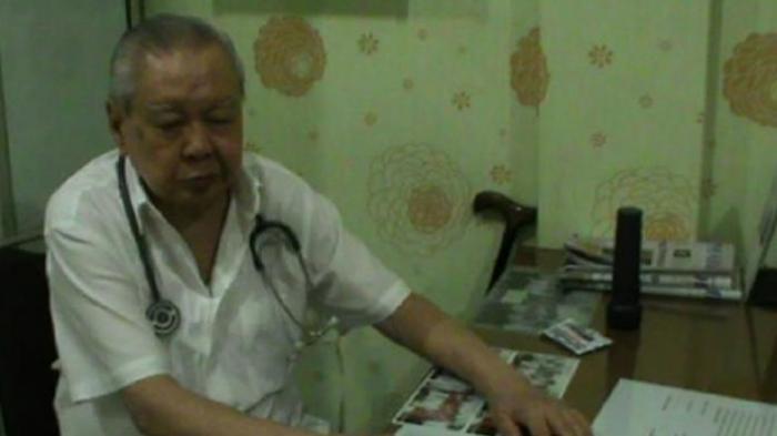 Dokter Lo Siaw Ging yang masih aktif praktik melayani pasien di usianya yang ke-81 tahun.