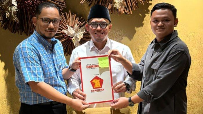 dr Donald Anjar Simanjuntak saat menerima surat keputusan dari sang kakak, Dahnil Anzar Simanjuntak untuk maju sebagai bakal calon Wali Kota Binjai pada Pilkada Binjai 2024
