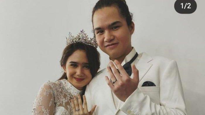 Dul Jaelani dan Tissa Biani memamerkan cincin di jari manis tangan kiri