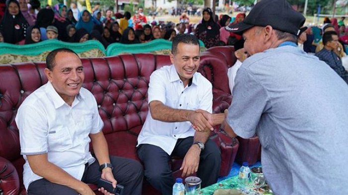 Bakal calon wakil Gubernur Sumatera Utara Musa Rajekshah (dua dari kiri), bersalaman dengan seorang warga Besitang saat melakukan kunjungan ke kampung halaman Edy Rahmayadi (paling kiri), Senin (5/2/2018).