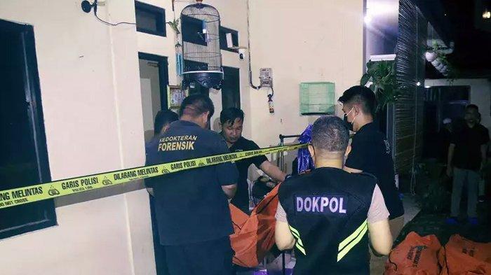 Empat anak bocah ditemukan tewas membusuk di dalam kamar rumah kontrakan di Gang Roman, Jalan Kebagusan Raya, Jagarkarsa, Jakarta Selatan, Rabu (6/12/2023). Menurut warga sekitar, terungkapnya penemuan mayat itu berawal dari bau bangkai yang mengganggu warga sekitar. Adapun korban tewas yang ditemukan bernama Viona Audrey (6), Sopiya (4), Arsa (3), Aska (1). Para korban ditemukan berjejer di atas kasur di dalam kamar. Sedangkan ayah korban sebagai terduga pelaku ditemukan masih hidup meringkuk di dalam kamar mandi tanpa busana. (istimewa)