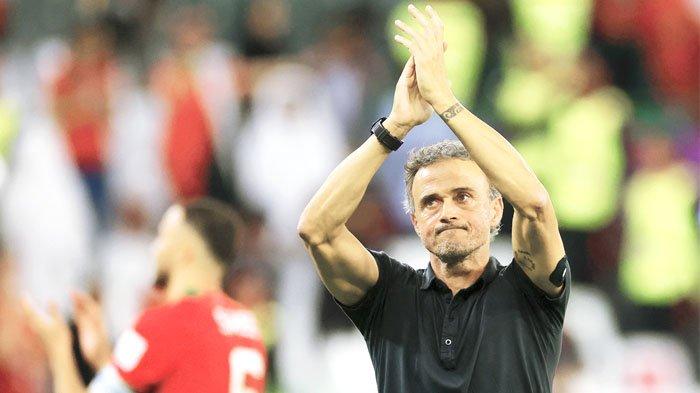 GESTUR MAAF - Pelatih Tim Nasional Spanyol Luis Enrique menyapa suporter sembari menunjukkan gestur meminta maaf usai laga babak 16 Besar Piala Dunia 2022 kontra Maroko di Education City Stadium, Al-Rayyan, sebelah barat Doha, Qatar, 6 Desember 2022. Spanyol gugur di babak ini setelah kalah 3-0 dalam adu penalti.