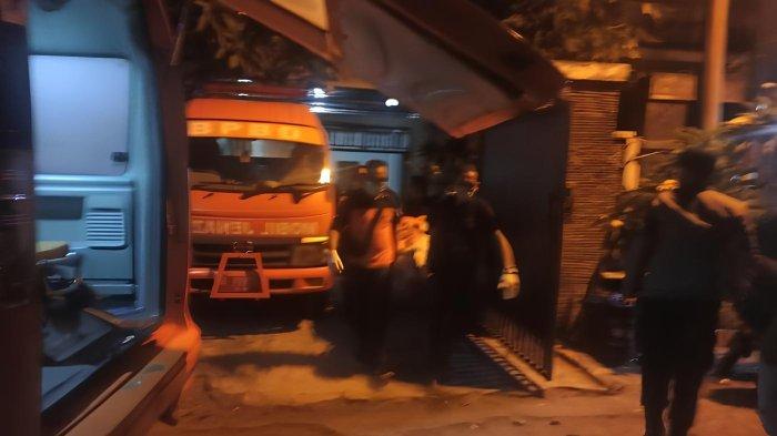 Petugas BPBD Bali bersama aparat kepolisian saat mengevakuasi jenazah pasangan lanjut usia yang ditemukan tewas di dalam rumahnya, Jalan Gurita IV, Kelurahan Sesetan, Kecamatan Denpasar Selatan, Kota Denpasar, Bali, pada Kamis (8/8/2024.