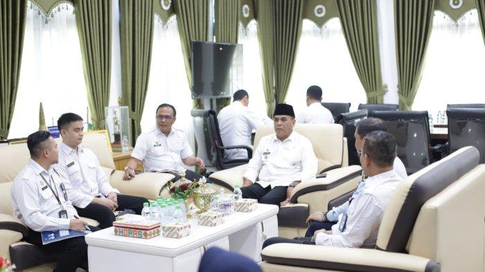 Tim Biro Perencanaan Sekretariat Jenderal Kemenkumham bersama tim Direktorat Jenderal Imigrasi Kemenkumham didampingi tim Kantor Wilayah Kemenkumham Sumatera utara dan tim Kantor Imigrasi Sibolga melakukan verifikasi dan monitoring di Unit Kerja Kantor (UKK) Imigrasi Sibolga, di Panyabungan Kabupaten Mandailing Natal (Madina), Rabu (12/7/2023).
