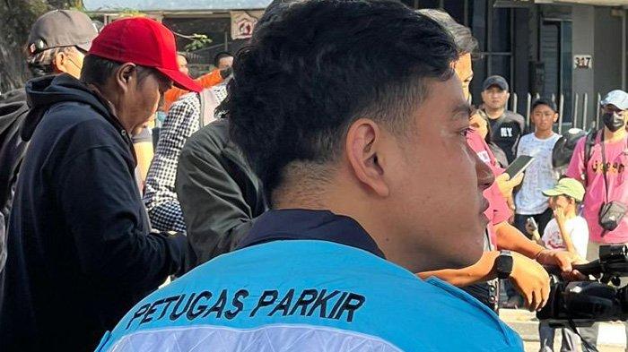 PAKAI BAJU PETUGAS PARKIR: Putra sulung Presiden Joko Widodo (Jokowi) yang juga Wali Kota Solo, Gibran Rakabuming Raka, memakai baju petugas parkir yang identik dengan warna biru dan hitam lengkap dengan nametag 'Mas Gibran'. Ia memakai baju tersebut saat mengikuti pawai pembangunan di Kota Solo, Jawa Tengah (Jateng), Jumat (18/8/2023). (twitter)