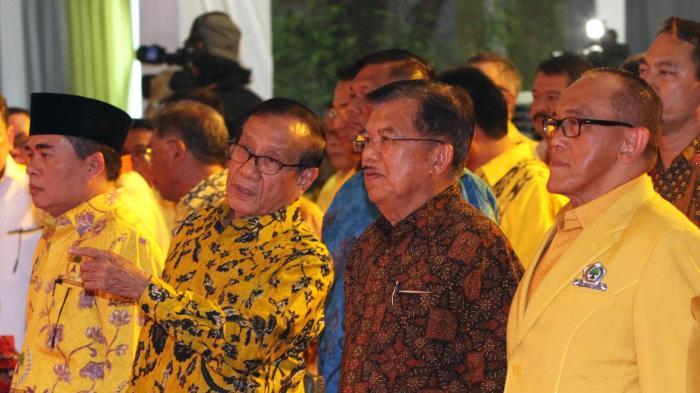 Wapres Jusuf Kalla, Ketua Umum Golkar Aburizal Bakrie, politisi senior Golkar Akbar Tandjung saat menghadiri perayaan HUT ke-51 Golkar di kantor DPP Golkar Slipi Jakarta, Kamis (26/11/2015).