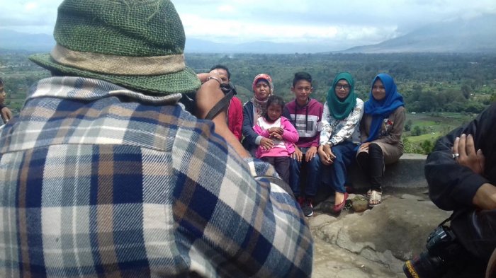 Wisatawan berfoto bersama dengan keluarganya dengan latar belakang Gunung Sinabung, beberapa waktu lalu. Saat ini Bukit Gundaling masih menjadi pilihan keluarga sebagai tempat berlibur.