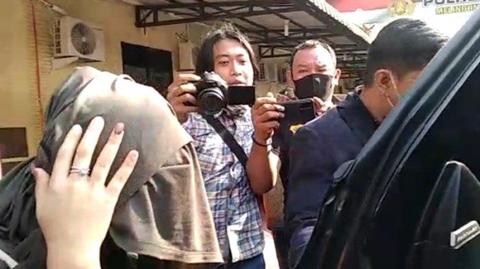 ARTIS Hana Hanifah terpantau keluar dari gedung Satreskrim Polrestabes Medan, Rabu (15/7/2020) sekitar pukul 16.10 WIB.