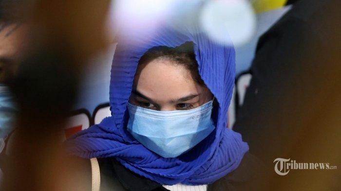 Artis berinisial H tampil di depan wartawan saat gelar kasus dugaan prostitusi di Mapolrestabes, Medan, Sumatera Utara, Selasa (14/7/2020). (Tribun Medan/ Risky Cahyadi)