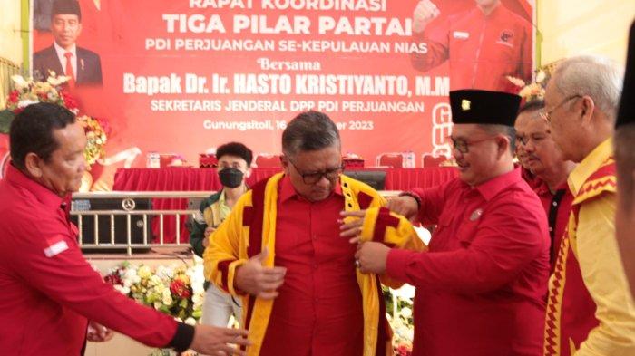 Sekjen PDI Perjuangan Hasto Kristyanto dipakaikan pakaian Adat Nias