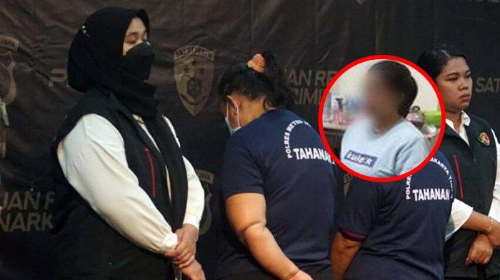 Seorang ibu berinisial NKD (46) warga Kecamatan Duren Sawit, Jakarta Timur, menangis saat ditangkap polisi karena rekam putrinya yang masih di bawah umur berhubungan intim dengan pacar dan suruh melakukan aboris. (Wartakotalive.com/ Rendy Rutama)