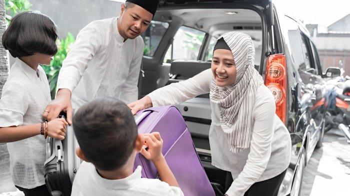 MUDIK LEBARAN- Ilustrasi satu keluarga hendak melaksanakan mudik lebaran dengan menumpangi mobil.