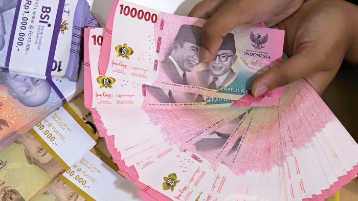 UANG BARU- Uang pecahan Rp 100 ribu baru saat disusun oleh petugas Kantor Cabang BSI KC Mayestik, Jakarta, Kamis (28/12/2023