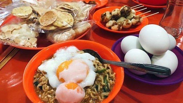 Warung Indomie 24 Jam Di Kota Medan Warung Agam Senyum, di Jalan Jalan H Misbah dekat Jalan Multatuli, Medan, hari Minggu, (10/3/2019).