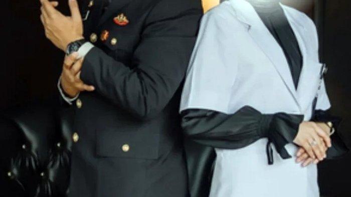 POTRET IPTU AH DAN KDL: Foto lawas diduga AW AW digandeng dokter KDL atau Karina Dinda Lestari tanpa hijab bocor beredar di media sosial. Foto tersebut langsung dibanjiri komentar netizen. Ada warganet yang berasumsi bahwa keduanya diduga punya hubungan spesial di masa lalu. Dalam foto tersebut, tertulis keterangan dua orang yang diduga KDL dan AW. Terlihat dalam foto tersebut, KDL tampak menggandeng mesra AW yang duduk di sampingnya. Senyum manis tersimpul dari wajah KDL dan AW. Foto tersebut, sosok duduga mirip KDL belum mengenakan hijab. (Tiktok @legaligo.tv pada Kamis (19/10/2023)