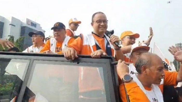Anies Baswedan tetap hadir menyapa ribuan kader PKS meskipun izin Acara Senam Bareng Anies Baswedan dibatalkan.
