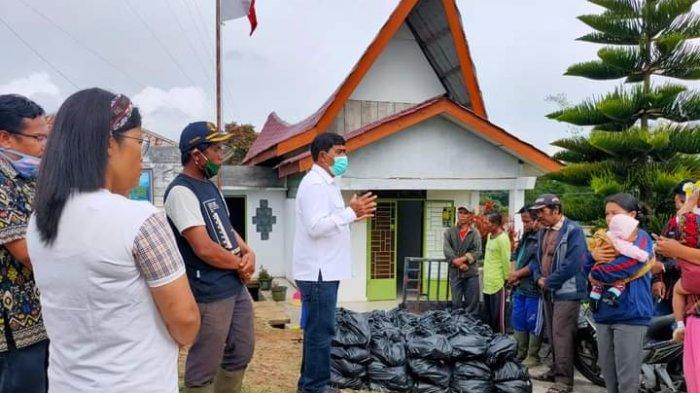 Juang Sinaga Wakil Bupati Samosir menyerahkan bantuan Covid-19 kepada penerima di Samosir. Terlihat jelas, kemasan itu berbungkus plastikhitam polos, namun belakangan ini dipolitisasi dan terjadi penggiringan opini Bansos Covid ditempel gambar Bupati dan Wakil.