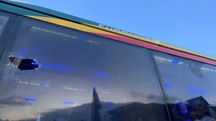 Kondisi kaca bus yang membawa rombongan tim Persiraja Banda Aceh usai laga menghadapi Sada Sumut di Lubuk Pakam, Sabtu, (25/11/2023).