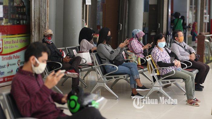 Penumpang kereta api menanti keberangkatan di Stasiun Besar Kereta Api Medan, Sumatera Utara