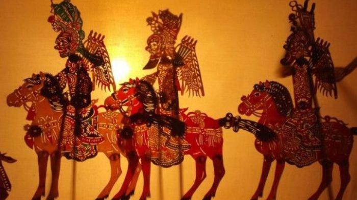 PEWAYANGAN- Masyarakat China/Tiongkok juga memiliki sebuah pertunjukan yang mirip dengan wayang Jawa. Pertunjukan ini juga mengandung pesan-pesan kehidupan.