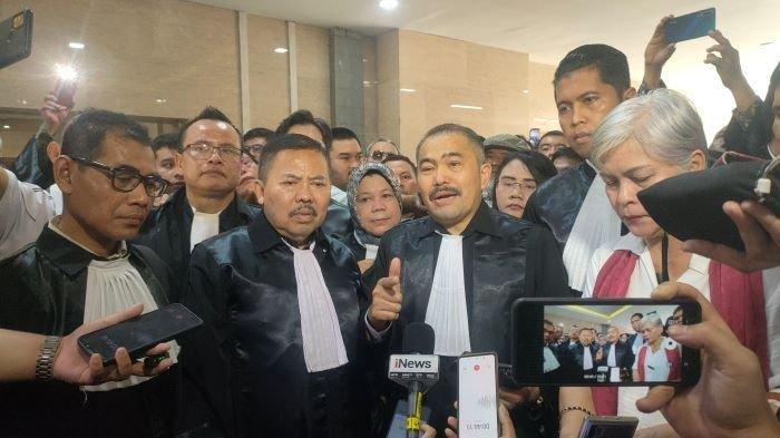 Kamaruddin Simanjuntak mendatangi Bareskrim Polri untuk diperiksa sebagai tersangka soal kasus pencemaran nama baik atas laporan Dirut PT Taspen, ANS Kosasih dengan didampingi puluhan pengacara, Senin (14/8/2023).