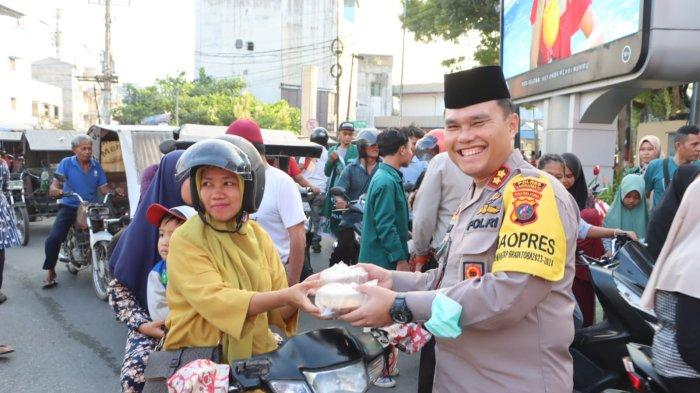 Kapolres Labuhanbatu, AKBP Dr Bernhard L Malau SIK MH beserta jajaran PJU Polres Labuhanbatu membagi-bagikan takjil gratis di Simpang 6 Rantauprapat, Kabupaten Labuhanbatu, Kamis (2/3/2024) Petang.