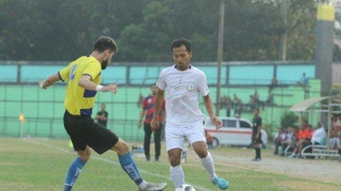 Kapten PSMS Medan, Syaiful Ramadhan (jersey putih). Mengarungi Liga 2 2021, bek kiri PSMS itu bawa tiga pasang sepatu, Senin (29/11/2021).
