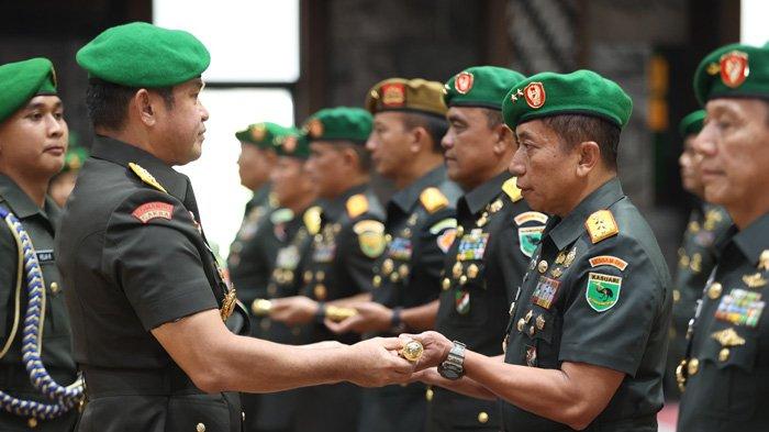 Kepala Staf TNI Angkatan Darat (Kasad) Jenderal TNI Maruli Simanjuntak menerima penyerahan jabatan Kepala RSPAD dan pimpin serah terima jabatan (Sertijab) 7 jabatan strategis di lingkungan TNI AD, Jumat (19/4/2024). (Dispenad)