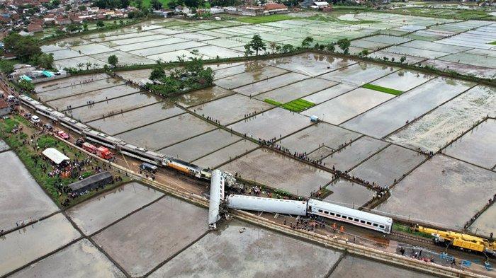 Foto-foto dua kereta api bertabrakan di satu jalur rel di Desa Cikuya, Kecamatan Cicalengka, Kabupaten Bandung, Jawa Barat, Jumat (5/1/2024) pukul 06.03 WIB. Dua kereta bertabrakan itu ialah KA Turangga jurusan Surabaya-Bandung dengan KA Commuter Line Bandung Raya rute Padalarang-Cicalengka. PT Kereta Api Indonesia (Persero) menyampaikan bahwa korban meninggal dalam kecelakaan Kereta Api (KA) Turangga dan KA Lokal Bandung Raya berjumlah 4 orang. VP Public Relations KAI Joni Martinus memastikan seluruh korban merupakan petugas kereta api yakni Masinis, Asisten Masinis, Pramugara, dan Security. (AFP)