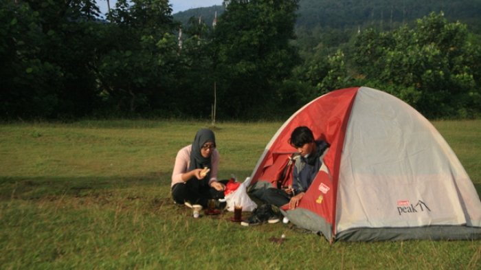 Wisatawan menikmati suasana berkemah di Bumi Perkemahan Sibolangit.