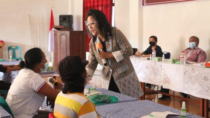 Ketua Dekranasda Taput Satika Simamora sampaikan pemahaman bagi pegiat kuliner di Taput saat pelatihan di Hotel Palapa, Tarutung, Kabupaten Tapanuli Utara pada Jumat (2/7/2021).