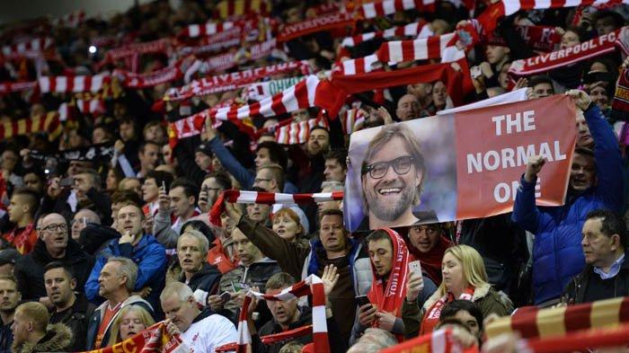 Suporter Liverpool mengusung poster bergambar pelatih Jurgen Klopp, pada laga yang digelar di Anfield, beberapa waktu lalu.