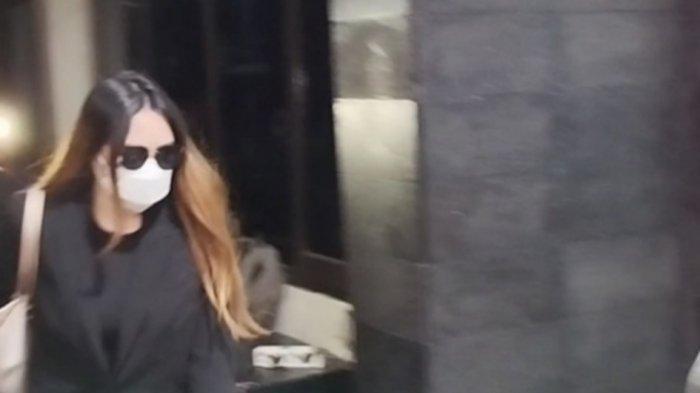BUAT LAPORAN - Terduga korban pelecehan seksual dokter berinisial QAR (31) saat mendatangi Polresta Malang Kota untuk membuat laporan, Jumat (18/4/2025). Pengacara QAR menyebut, jumlah korban pelecehan oleh dokter sebuah rumah di Kota Malang lebih dari satu orang.
