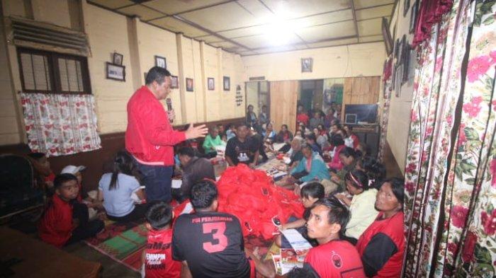 Ketua DPD PDI Perjuangan Sumut Drs Rapidin Simbolon MM memperkenalkan Program Kerakyatan KTP Sakti Sat Set (Satu Set Data) dan Tas Tes (Tuntas, Akurat, dan Sederhana) yang disusun PDI Perjuangan bersama Ganjar- Mahfud di Taput, Senin (18/12/2023).