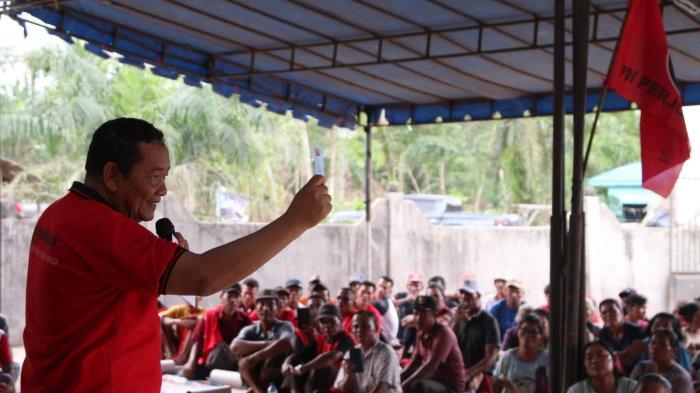 Ketua DPD PDI Perjuangan Sumut Drs Rapidin Simbolon MM memperkenalkan program kerakyatan Ganjar-Mahfud Capres/Cawapres yang diusung PDI Perjuangan kepada masyarakat Pedesaan Kaupaten Labuhan Batu Utara tepatnya di Desa Sei Juragan Kecamatan Kuala Hilir, Kamis (28/12/2023).