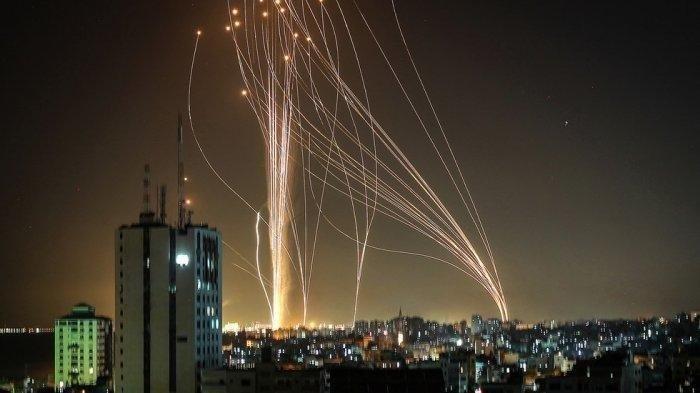 Sistem pertahanan udara Kubah Besi (Iron Dome) Israel bekerja keras menahan gelombang serangan roket kelompok Hamas dari Jalur Gaza, Sabtu (7/10/2023).
